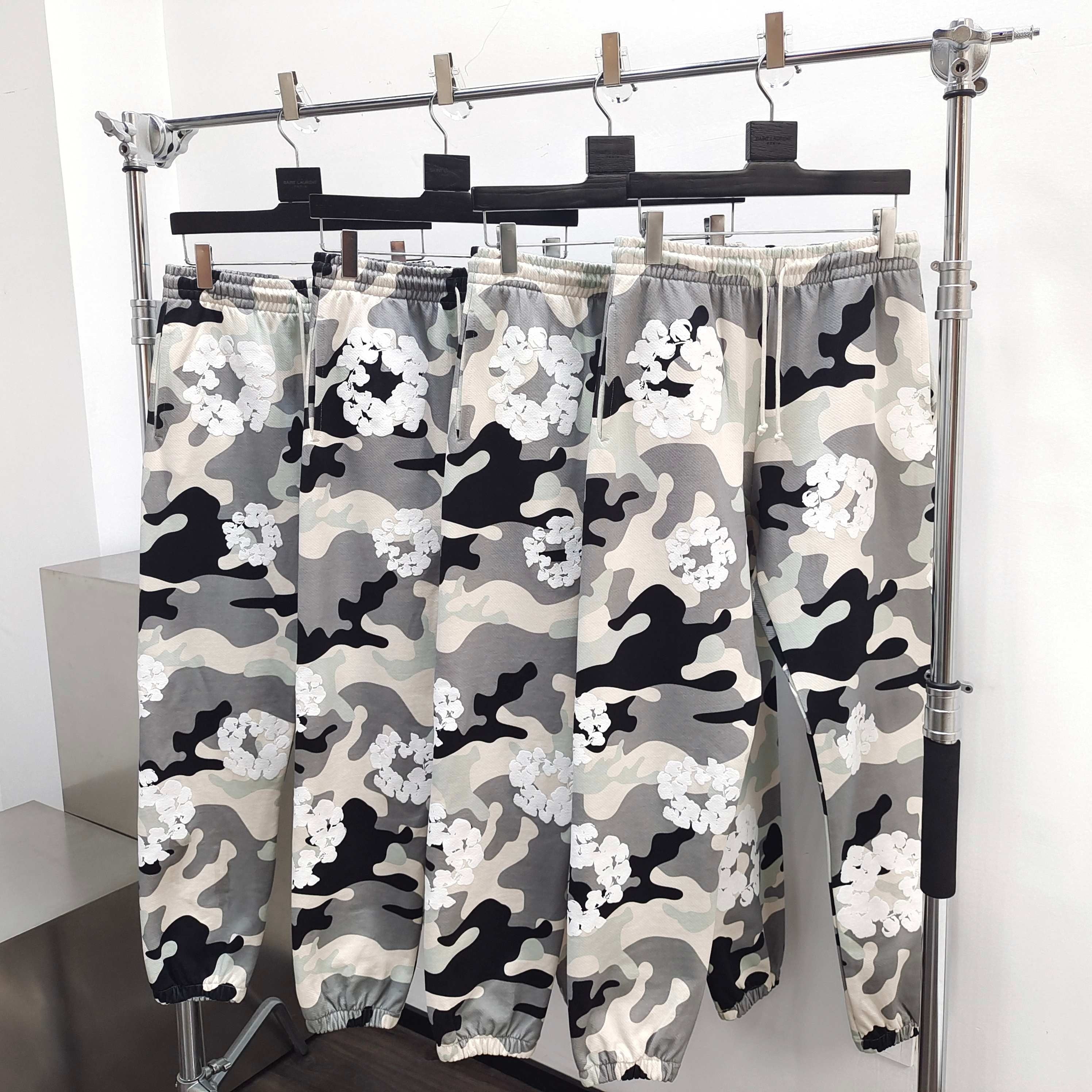 Pantalon Denim.Trs Grey flowers military