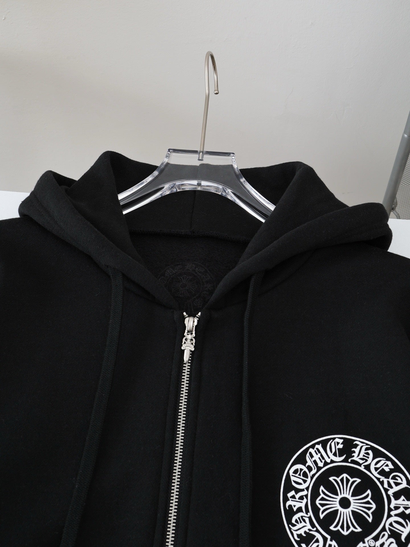 Gilet Chrome Noir Sanskrit print