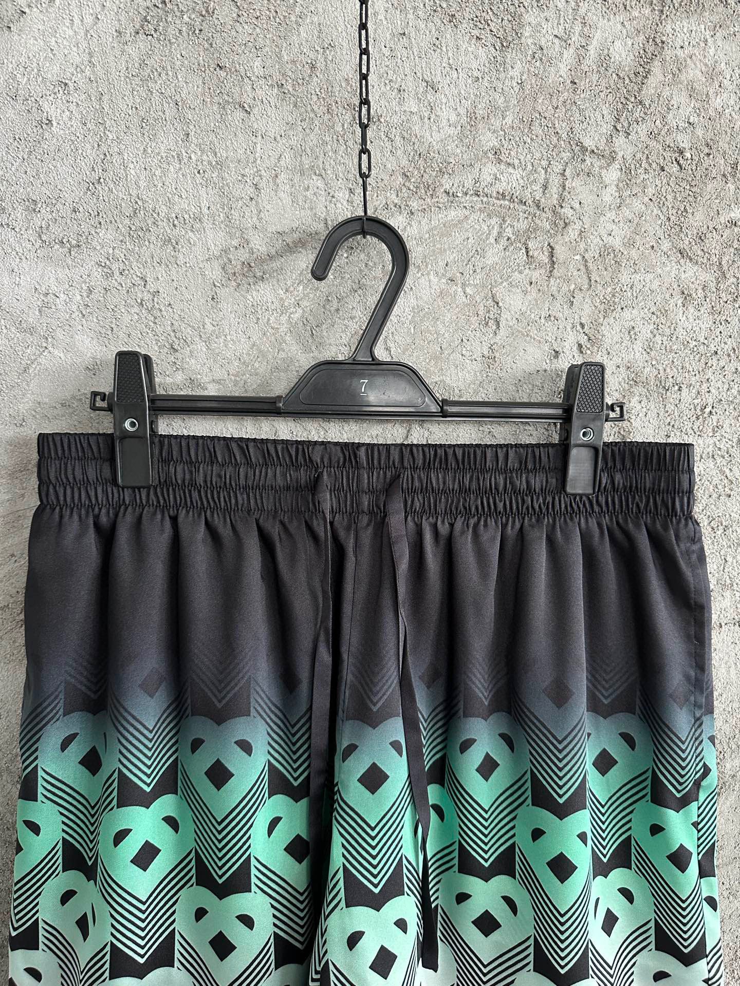 Casa B short en soie à motif Monogrammé Vert