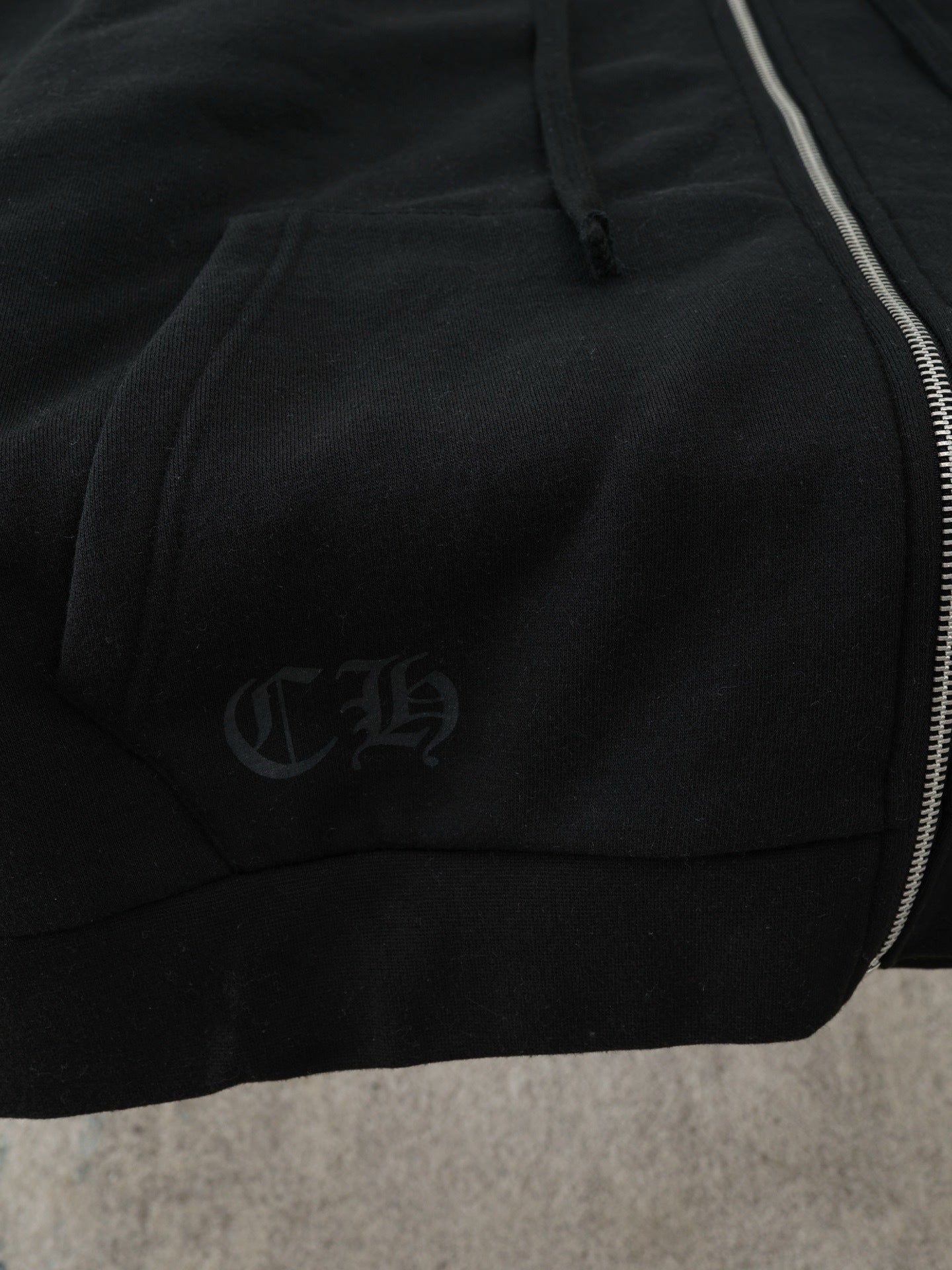 Gilet Chrome Noir Sanskrit print