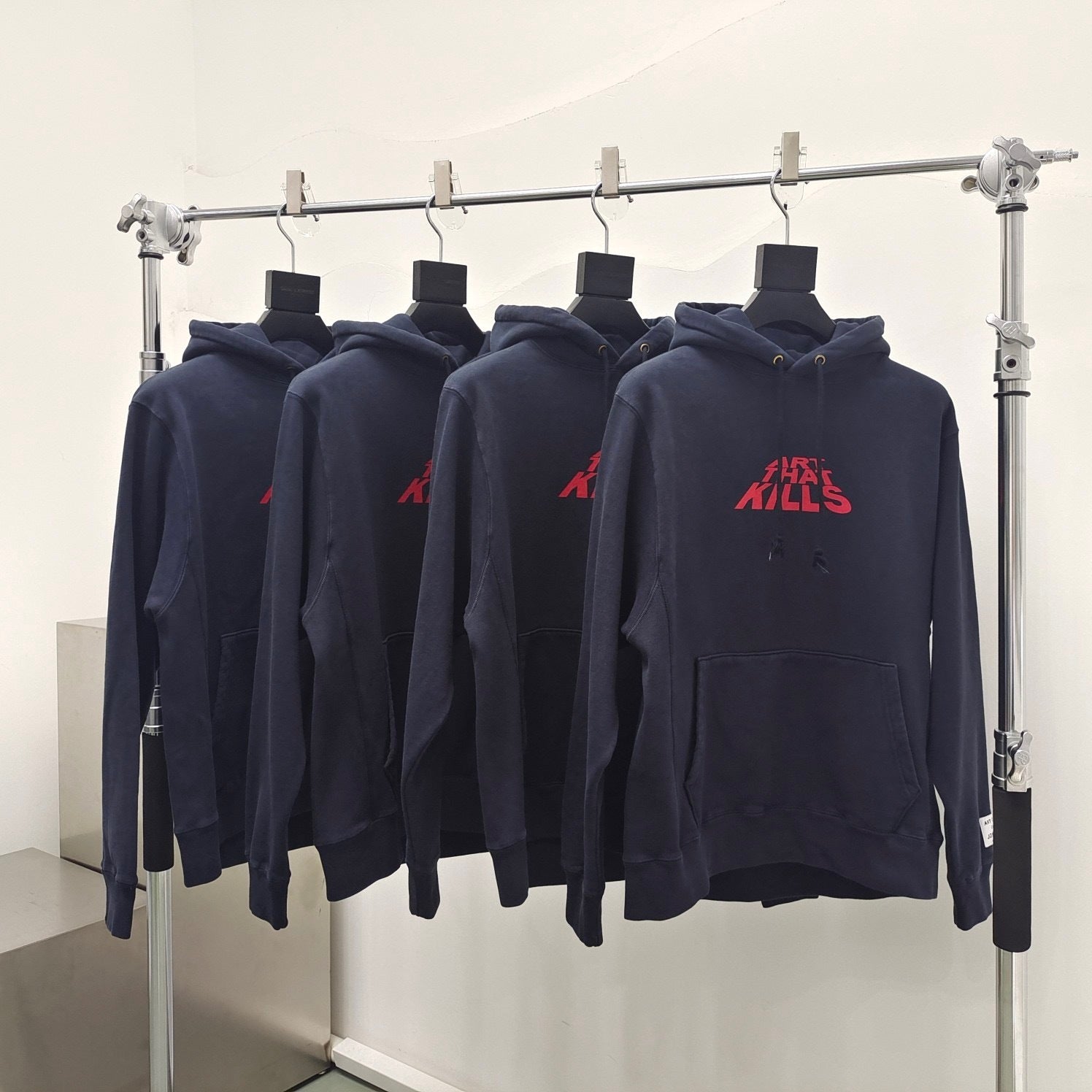 Sweat à capuche lettre Hill bleu marine