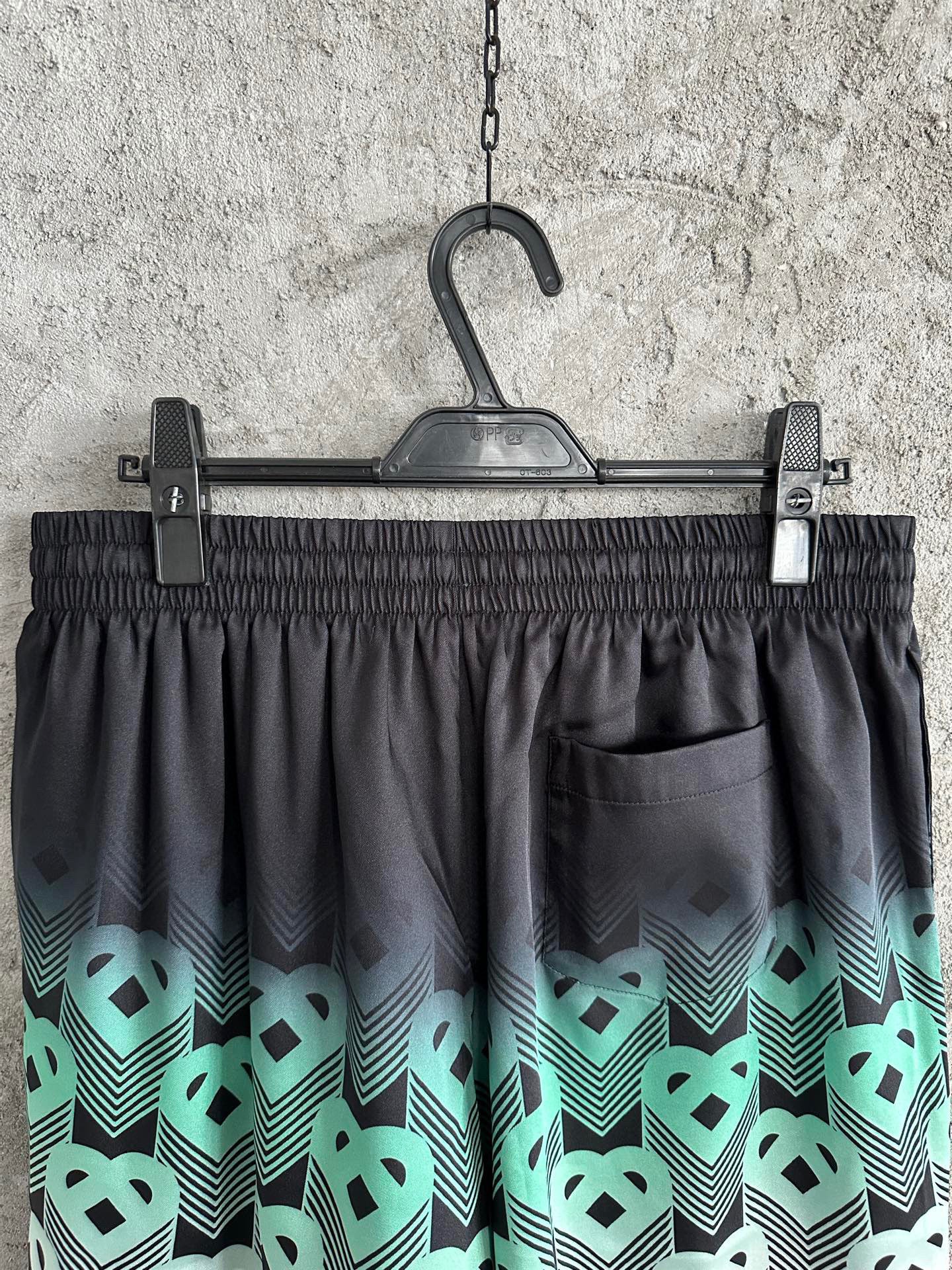 Casa B short en soie à motif Monogrammé Vert