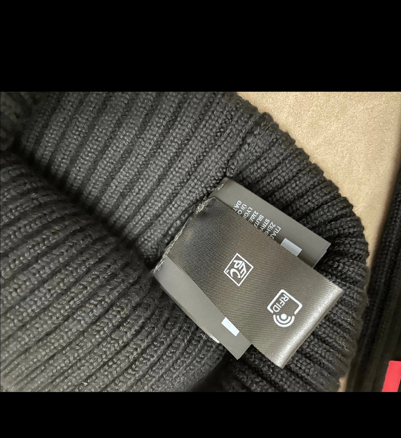 Bonnet PRD noir bande rouge 10/10