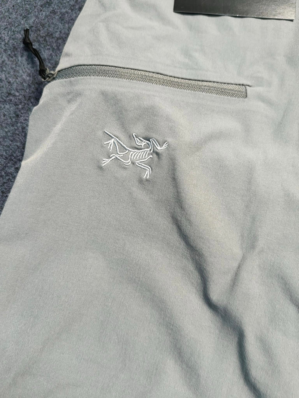 Pantalon Arc Tryx gris