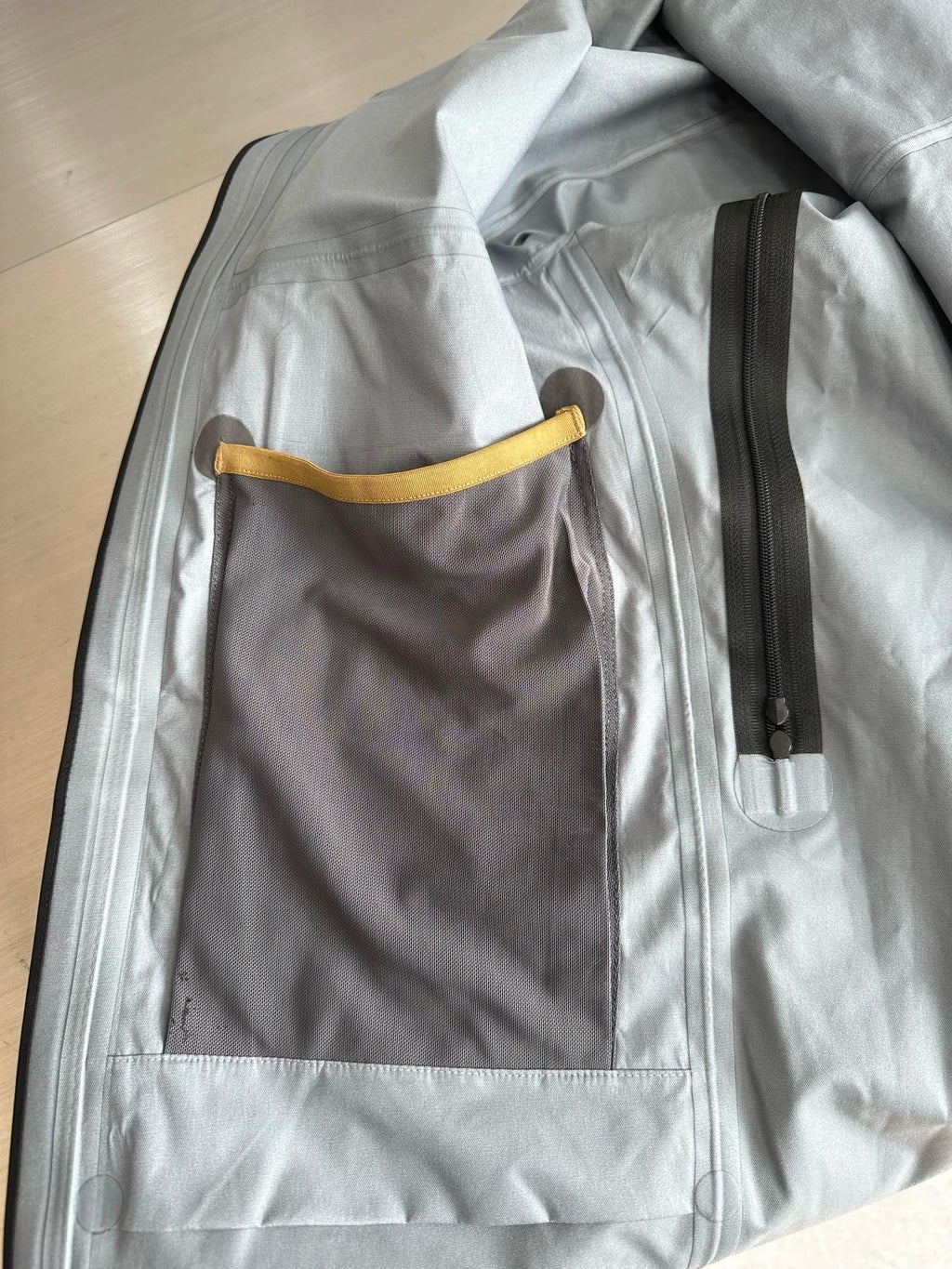 Veste  Arc tryx  Gore tx Noir doré