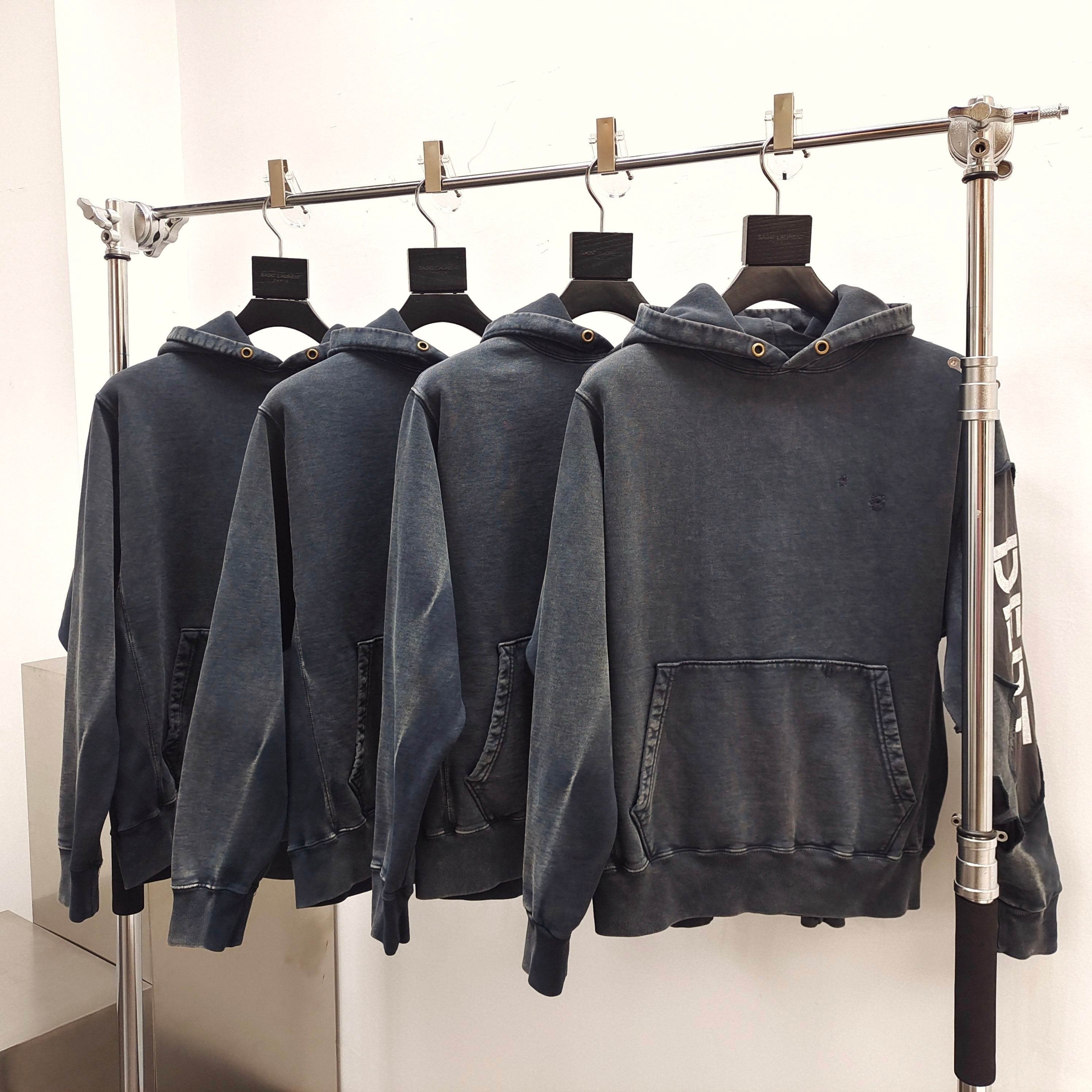 Sweat à capuche déchiré Gallery