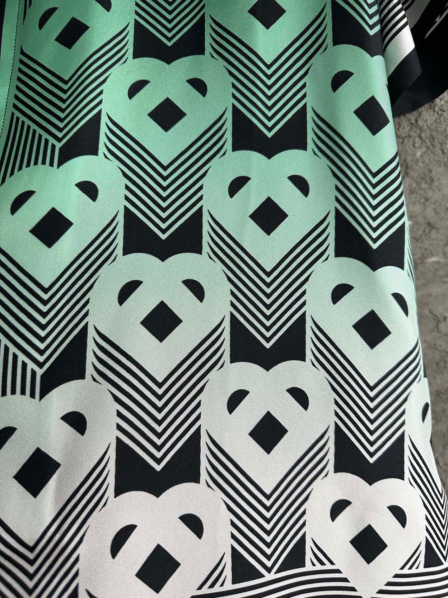 Casa B Chemise en soie à motif Monogrammé Vert