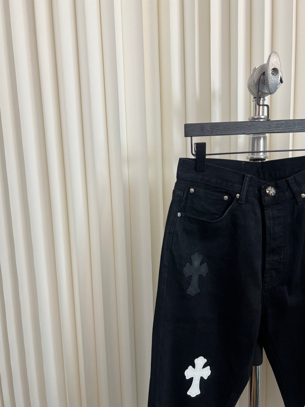 Jean Black Chrome croix blanche