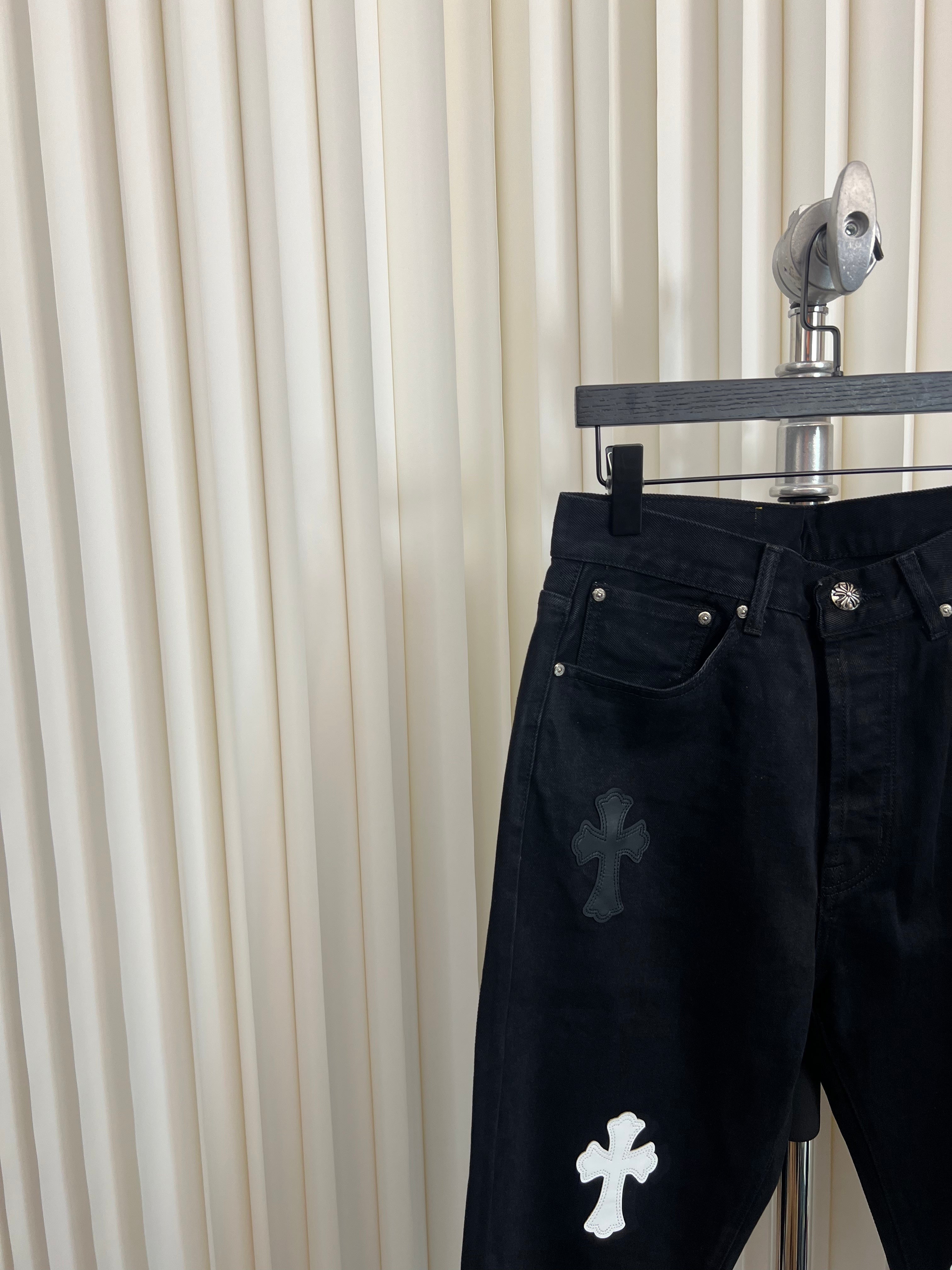 Jean Black Chrome croix blanche