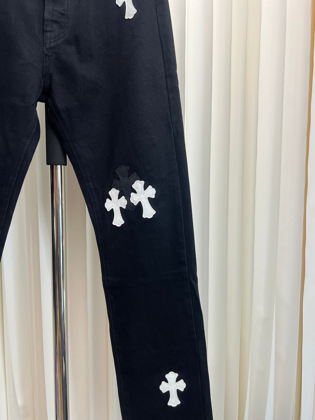 Jean Black Chrome croix blanche